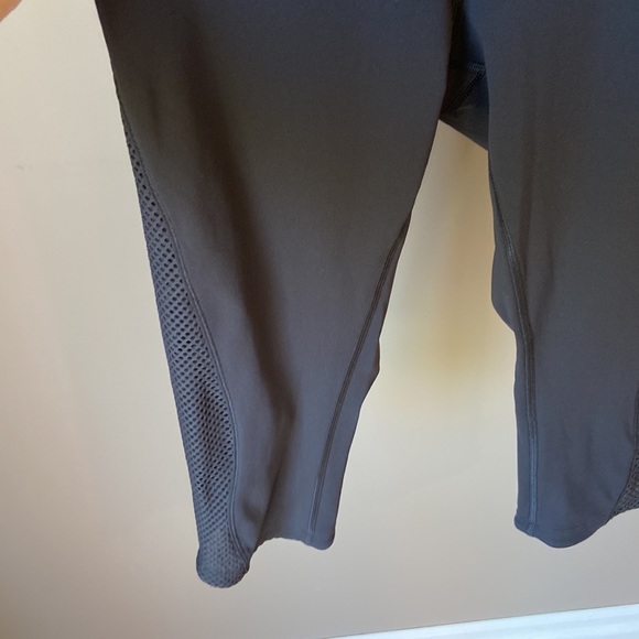 Lululemon black capris size 6 - Picture 3 of 6